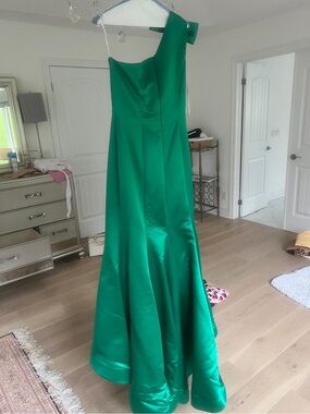 Sherri Hill Emerald Green Satin One-Shoulder Dress